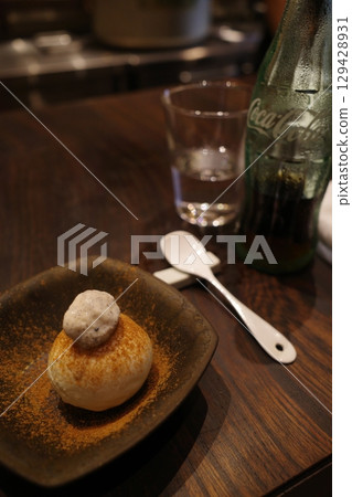 Spiced vanilla bean ice cream 129428931