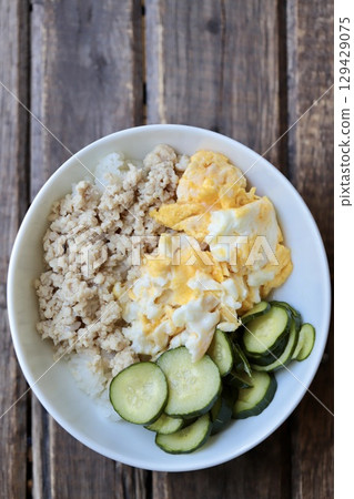 一人份的簡單日常餐點：雞肉碎飯 129429075