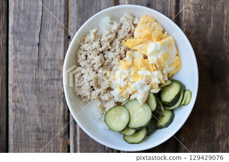 一人份的簡單日常餐點：雞肉碎飯 129429076