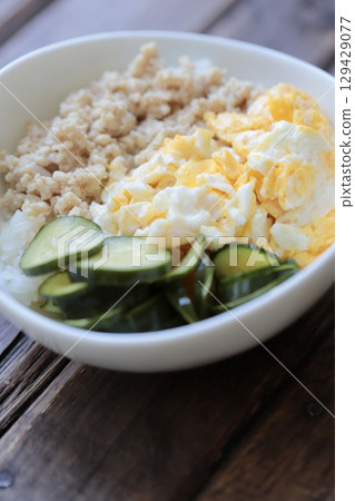 一人份的簡單日常餐點：雞肉碎飯 129429077