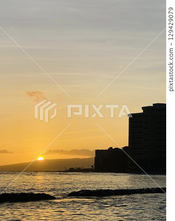夏威夷威基基海灘和日落 129429079