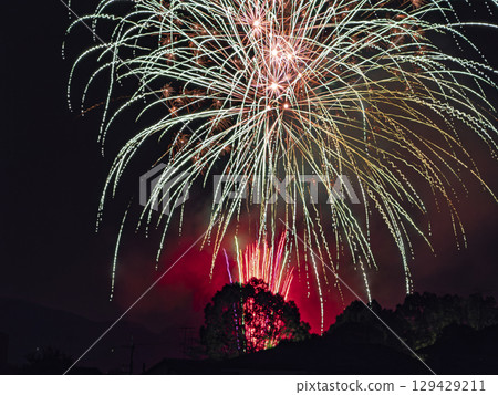 Drops of light flowing through the night sky 129429211