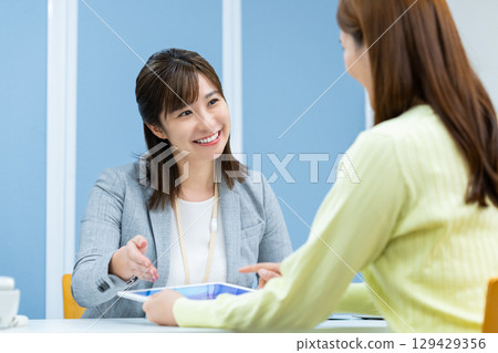 規劃師為一位年輕女性提供諮詢 129429356