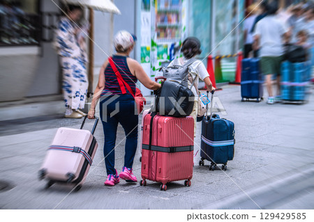 日本東京城市景觀：入境旅遊持續進行中…拖著行李箱走在淺草寺雷門旁的遊客（第8圖） 129429585