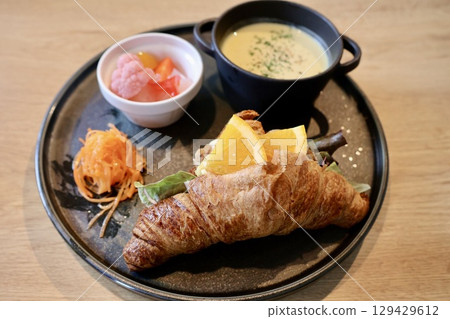 盤子裡的漢堡牛排和橘色羊角麵包三明治 129429612