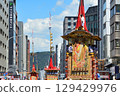 四條街兩旁排列著京都祗園祭遊行的彩車 129429976