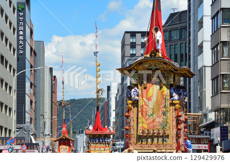 四條街兩旁排列著京都祗園祭遊行的彩車 129429976