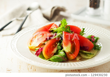 Mixed vegetable and tomato tossed salad 129430230