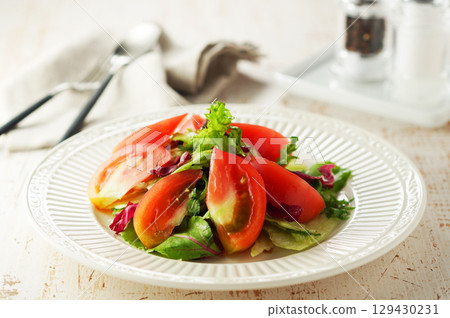 混合蔬菜和番茄沙拉 129430231