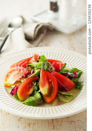 Mixed vegetable and tomato tossed salad 129430236