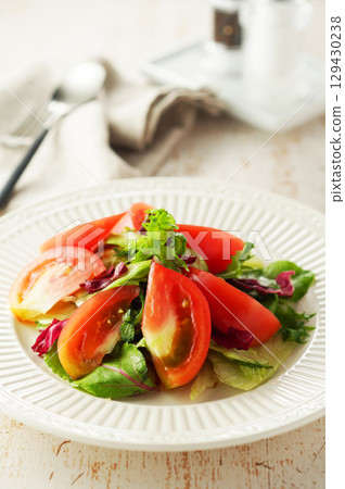 混合蔬菜和番茄沙拉 129430238