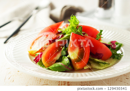 混合蔬菜和番茄沙拉 混合蔬菜和番茄沙拉 129430341