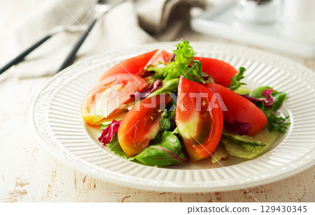 Mixed vegetable and tomato tossed salad 129430345