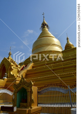 緬甸曼德勒固都陶佛塔,由中央佛塔和 729 座小佛塔組成 緬甸曼德勒固都陶佛塔,由中央佛塔和 729 座小佛塔組成 129430464