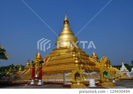 緬甸曼德勒固都陶佛塔,由中央佛塔和 729 座小佛塔組成 緬甸曼德勒固都陶佛塔,由中央佛塔和 729 座小佛塔組成 129430494
