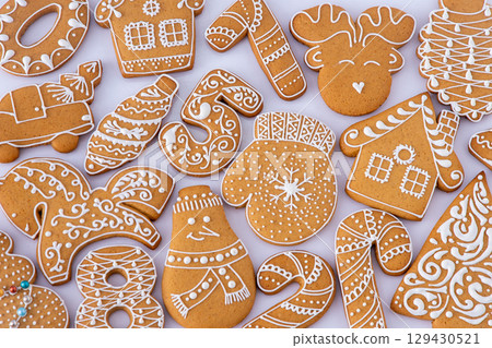 Gingerbread decorated with white sugar glaze. Food background. Christmas cookies. 129430521