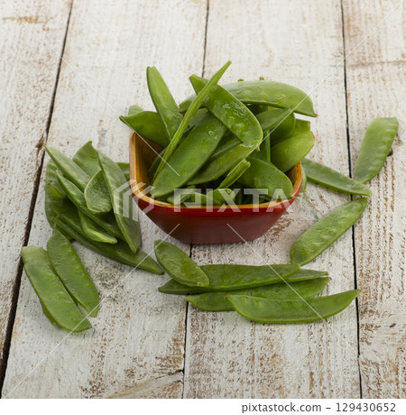 Sugar snap peas in Wooden Bowl 129430652