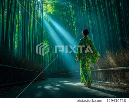 身著浴衣的美女在籠罩著神秘光芒的竹林中穿梭的夢幻場景 129430738