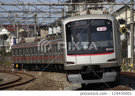 直達西武池袋線：東急東橫線 5050 系列列車（普通列車 - 8 輛） 129430801