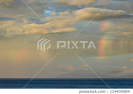 黃昏時分，彩虹般的光芒傾瀉在海面上 129430904