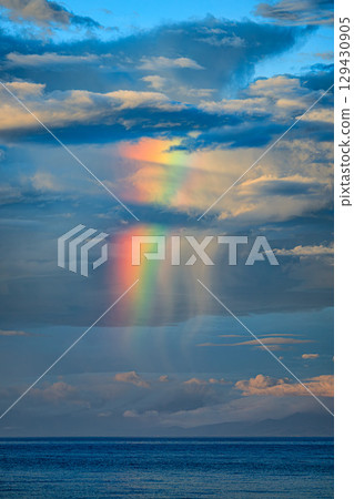 一道壯觀的垂直彩虹，為大海和天空增添色彩 129430905