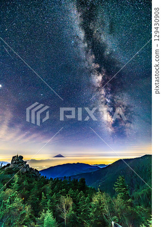 Night view of the Milky Way and Mt. Fuji from the summit 129430908