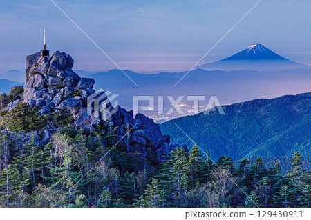 從國志嶽山頂俯瞰富士山和黎明時分的城市燈光 129430911