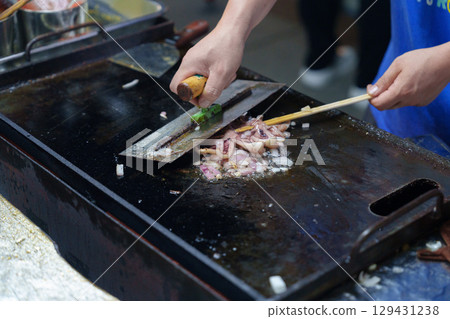 Grilled squid on a sizzling plate – a delicious street food 129431238