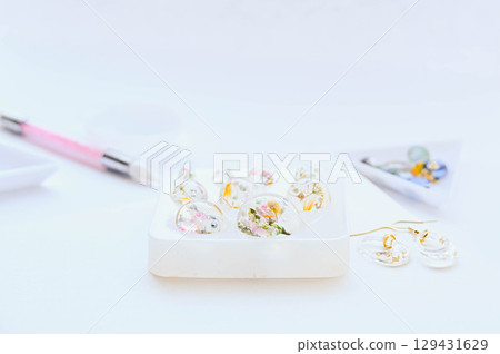 Resin accessories made from pressed flowers Resin accessories made from pressed flowers 129431629