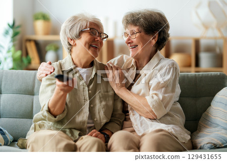 Senior women watching TV 129431655