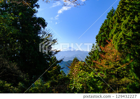 從高尾山眺望紅葉中的富士山 從高尾山眺望紅葉中的富士山 129432227