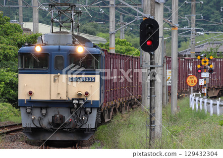 An EF64 freight train on the Hakubi Line 129432304