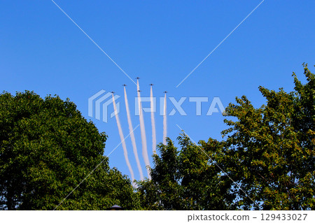藍色衝擊波飛機飛越豐中市野田中央公園 129433027