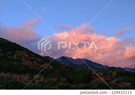 Clouds dyed in sunset Clouds dyed in sunset 129433113