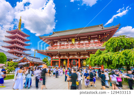 Tokyo cityscape, Japan, August 8th. Extremely hot... Inbound tourism continues... It's like a foreign country... Sensoji Temple is crowded with foreign tourists. 129433313