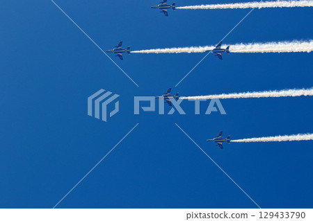 藍色衝擊波飛機飛越豐中市野田中央公園 129433790