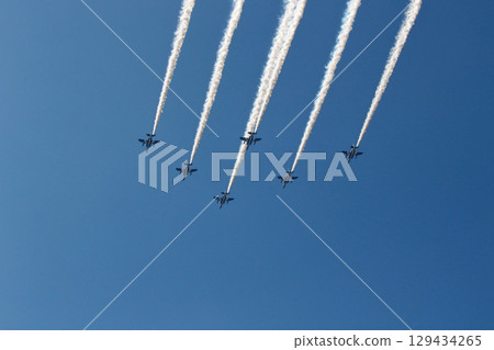 藍色衝擊波飛機飛越豐中市野田中央公園 藍色衝擊波飛機飛越豐中市野田中央公園 129434265