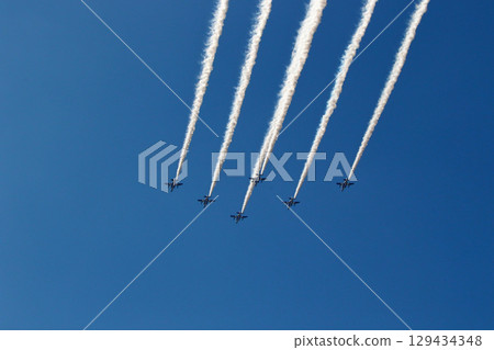 藍色衝擊波飛機飛越豐中市野田中央公園 藍色衝擊波飛機飛越豐中市野田中央公園 129434348