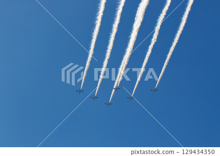 藍色衝擊波飛機飛越豐中市野田中央公園 藍色衝擊波飛機飛越豐中市野田中央公園 129434350