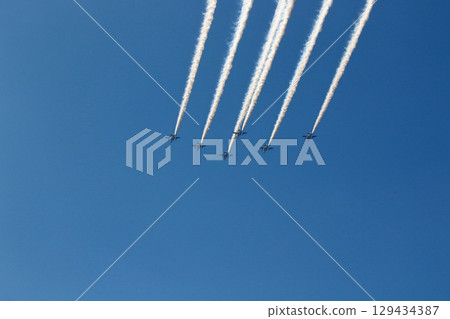 藍色衝擊波飛機飛越豐中市野田中央公園 藍色衝擊波飛機飛越豐中市野田中央公園 129434387