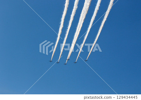 藍色衝擊波飛機飛越豐中市野田中央公園 129434445