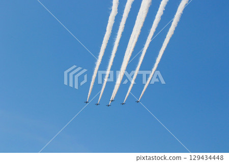 藍色衝擊波飛機飛越豐中市野田中央公園 藍色衝擊波飛機飛越豐中市野田中央公園 129434448