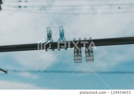 Clothespins on a clothesline 129434653