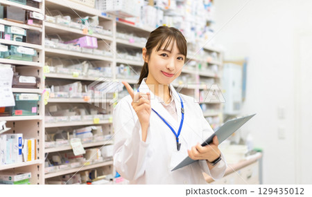 女性藥劑師/醫護人員 129435012