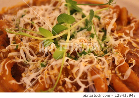 西西里菜:Casarecce 配上乳酪和番茄醬,在馬耳他瓦萊塔的一家餐廳供應 西西里菜:Casarecce 配上乳酪和番茄醬,在馬耳他瓦萊塔的一家餐廳供應 129435942