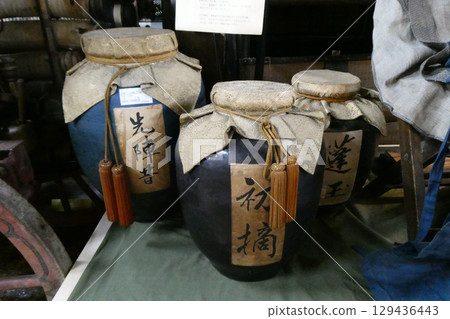 A teapot used to store tea leaves 129436443