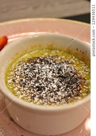 馬耳他瓦萊塔一家餐廳的開心果焦糖布丁 129436511