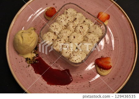 馬耳他瓦萊塔一家餐廳的義大利甜點提拉米蘇 129436535