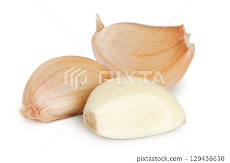 garlic cloves isolated on white background close up garlic cloves isolated on white background close up 129436650
