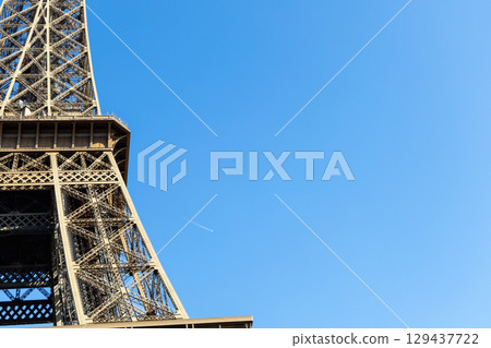 The view of Eiffel tower with blue sky 129437722